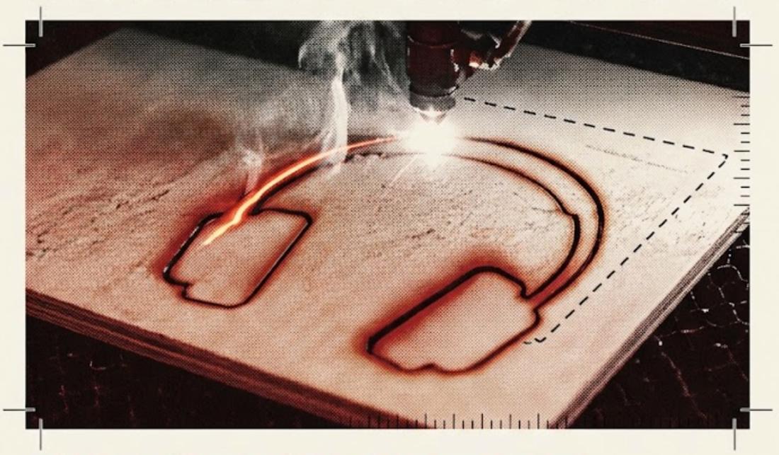 Découpe laser d'un casque audio dans une planche de bois